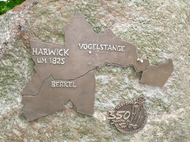 Stein 053.jpg - Eine Bronzeplatte mit den Grenzen der Gemeinde Harwick um 1825.
